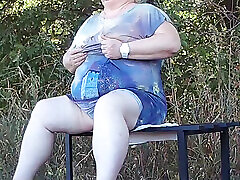 une amie dans le parc se déshabille et se masturbe sur un banc