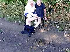 мачеха сосет мой член в общественном парке на скамейке, пока я не кончаю