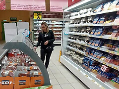 я познакомился с ней во время похода по магазинам, она отсосала мне в общественном туалете и проглотила огромную порцию спермы