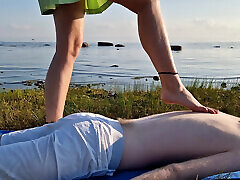fußmassage von mädchen mit lesbian steps sisters zehen, lesbians with mistress schlanken beinen im rock