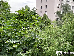 возбужденная соседка милфа блондинка приглашает меня выпить кофе и сосет мой член на своем балконе