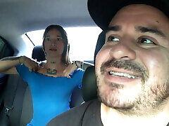 ragazza calda si masturba in uber driver & 039;s auto