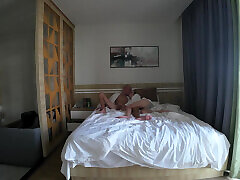 herumspielen, sich gegenseitig in unserem hotelzimmer necken