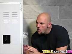Kymberlee和Khalie有性别上更衣室