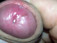 Si masturba con un buttplug. Sborrata enorme.