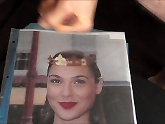 gal gadot tribute cumqueen