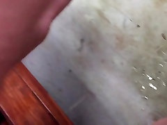 Струей вытекает из ее