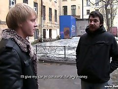 Чувак смотрит, как его сексуальная подруга получает кончил внутрь ее киски