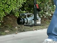 Günstige weiße Schlampe mit hässlichen Titten bekommt beschäftigt mit saugen BBC im freien