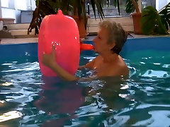 Dirty-minded Licht Behaarte Reife Nymphomanin Jitka masturbiert im pool