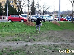 Смоляными волосами распутная телочка обожает ссать на улице