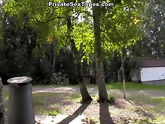 Troia bionda cagna in abito sexy ottiene forato duro nel bosco