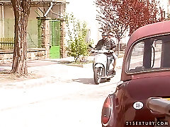 Симпатичная брюнетка красотка с потрясающим свежим тело радует ее папик