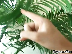 Lei è così eccitata per un bel adolescente con un grande albero