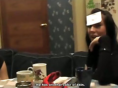 Dirty-minded Brünette dreht ein Spiel in einer harten doggy ficken auf das Bett