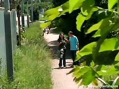 Country girl Jan beugt sich über den Baum gefickt von hinten hart