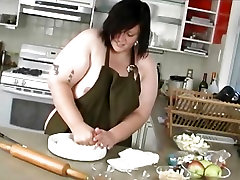 Толстушки печет яблочный пирог и потом..сюрприз ! 1