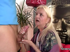 Он сверлит ее лохматый старый отверстие на gangbang friend seduce