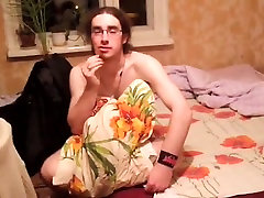 Вызывающим длинноволосый парень и его подруга
