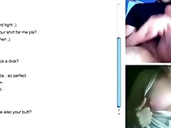 девушка киберсекс с незнакомцем на Omegle и мастурбирует с расческой