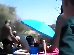 Cuckold-spitroasting Dreier in den Dünen, während die männlichen Zuschauer sind wichsen