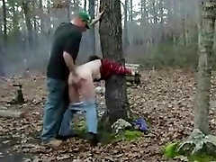 быдло шлюха, привязали к дереву в лесу, получает выебанная догги стайл