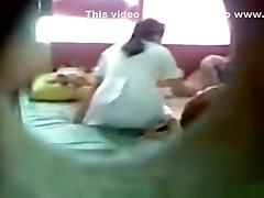 Чувак исподтишка ленты азиатская девушка занимается сексом в соседней комнате с ее БФ через отверстие в стене