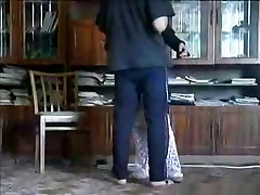 российская пара догги стайл и пастушка секс на полу в гостиной