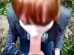 Красотка с лошадиным хвостом рыжая девушка дает ее BF POV Минет на природе