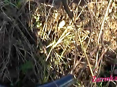 Zuzinka in un campo preso in giro da cornea adolescente fotocamera