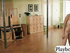 Три голые Большие сиськи красотки сеанс йоги с грудастой тренер