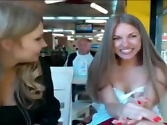 Zwei Mädchen ausziehen! fapturbo.name