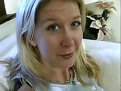 Breite Hüfte kleine Titten Blonde fickt auf einer couch