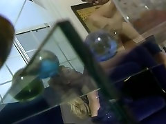ТИДЖЕЙ Харт берет его грубо сзади