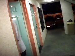 Дуэйн не могу ждать, чтобы кончить, когда он поднимает шлюшкам