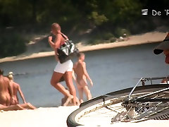 Откровенные смотреть сиськи красивые девушки загорают топлесс