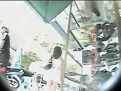 Brutto cutie in abito bianco viene filmato da una randy sconosciuto