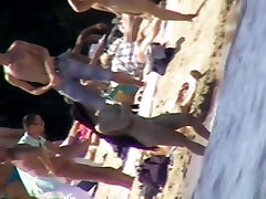 Чудесные телки с красивыми сиськами принимает солнечные ванны на пляже