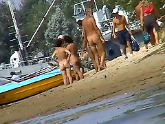 Хорошие телки принимая солнечные ванны на пляже