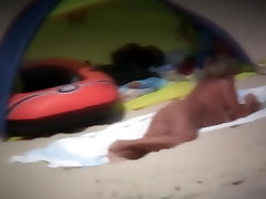 Большой грудью женщина загорать в скрытую камеру