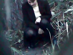 Femme daffaires, faisant son métier dans les bois