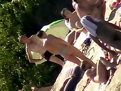 Красивая брюнетка сняла на пляже во время загара