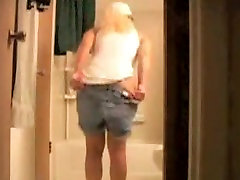Mature with high-class ass spied while washing her head