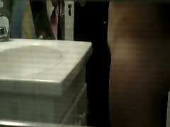 Teen con deliziosi fianchi e la figa pelosa girato attraverso la finestra