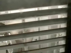 Пытаясь вуайерист детали нагота сквозь жалюзи
