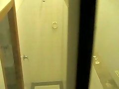 女孩被剥和获得的窗口偷窥视频