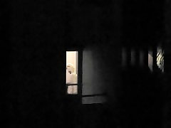 Versuchen Sie, um zu sehen, Nachbar Nacktheit durch Balkon-Fenster