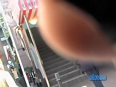 Эффективный маленький Японский милашка получает очень удивлен во время ростовщичество атаки