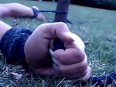 Hardcore slave camminato al guinzaglio e forato con dildo enorme
