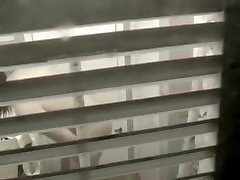 Пытаясь вуайерист детали нагота сквозь жалюзи